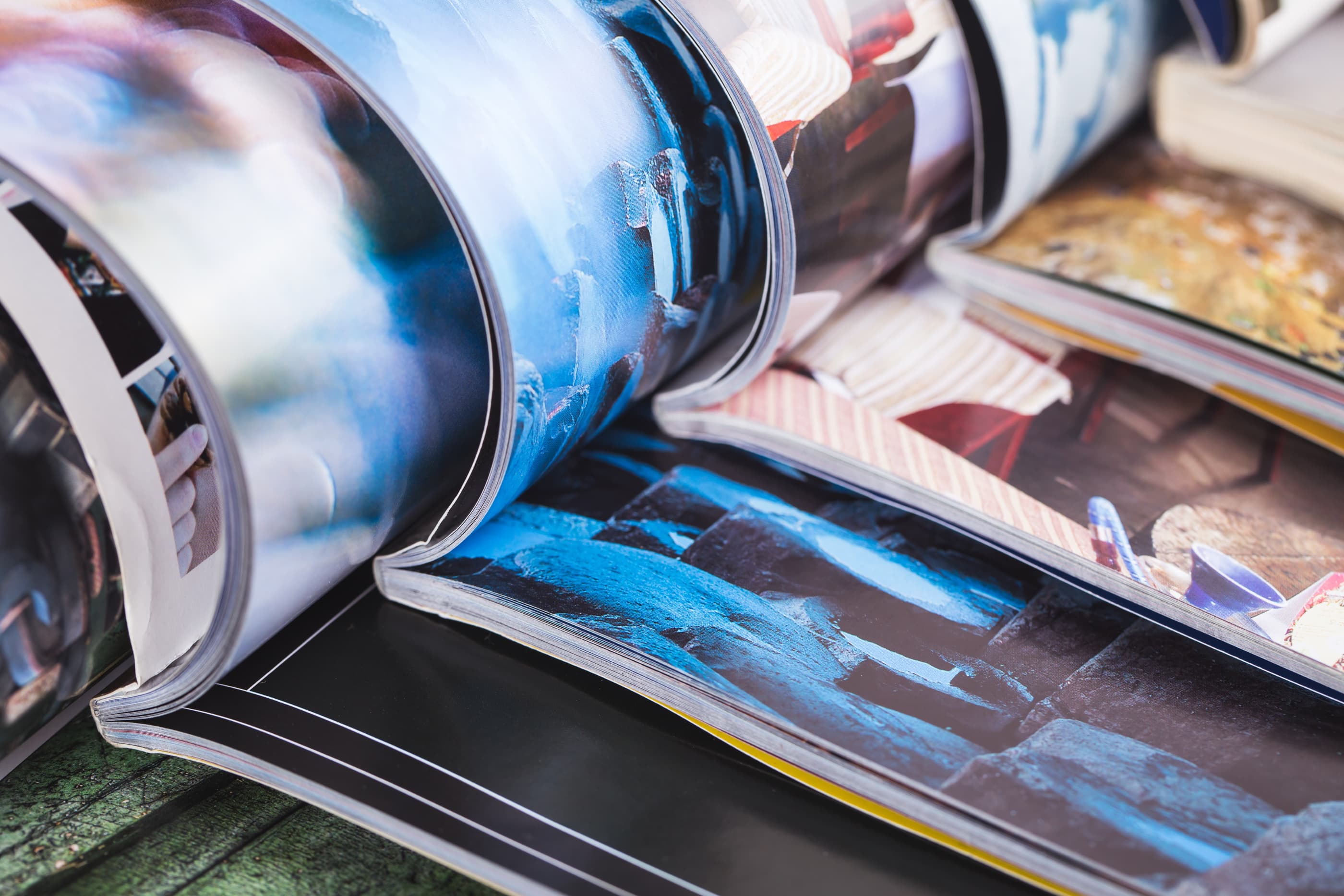 几本书在中间打开,堆在一起。