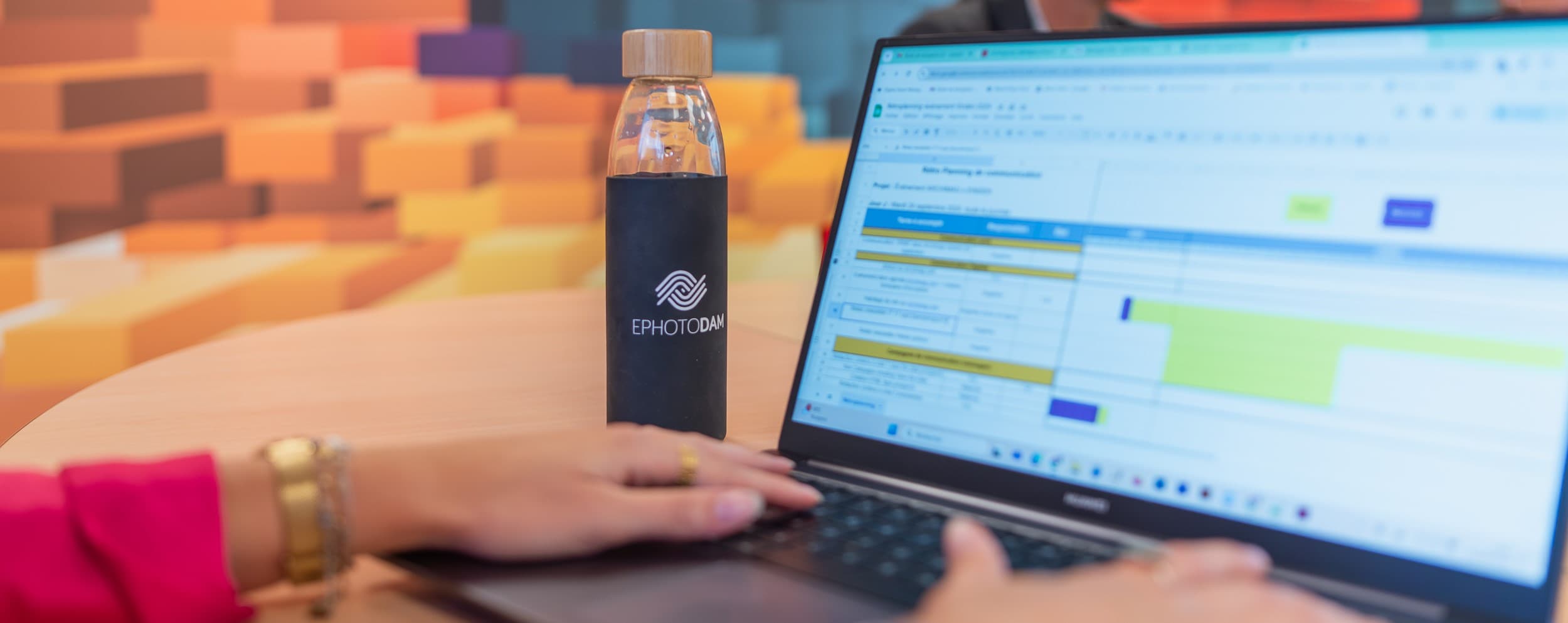 在笔记本电脑键盘上打字的女子。