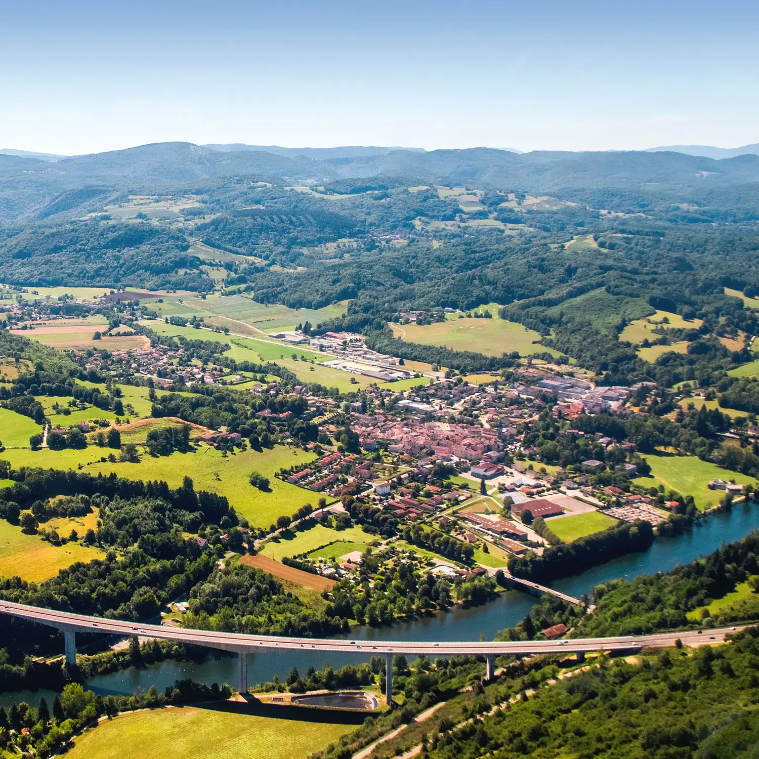 从空中拍摄的照片，显示山脉和桥梁。