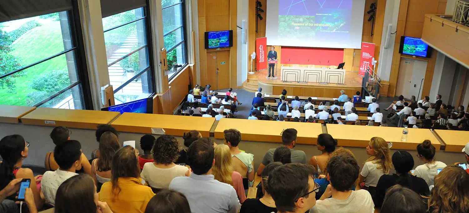 巴黎政治学院圆形剧场，数百名学生在此聆听讲台上的教授授课。