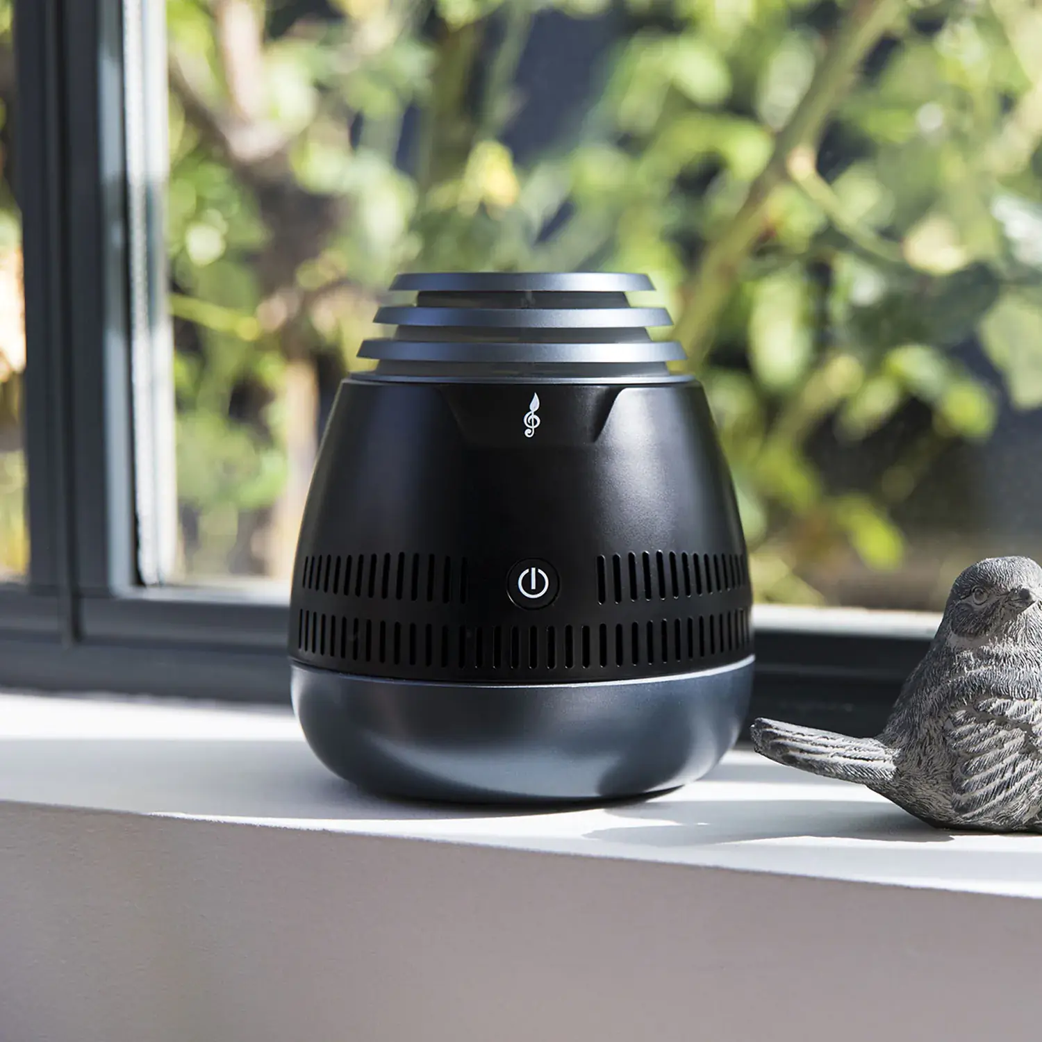 窗台上的 BigBen 音乐扬声器。