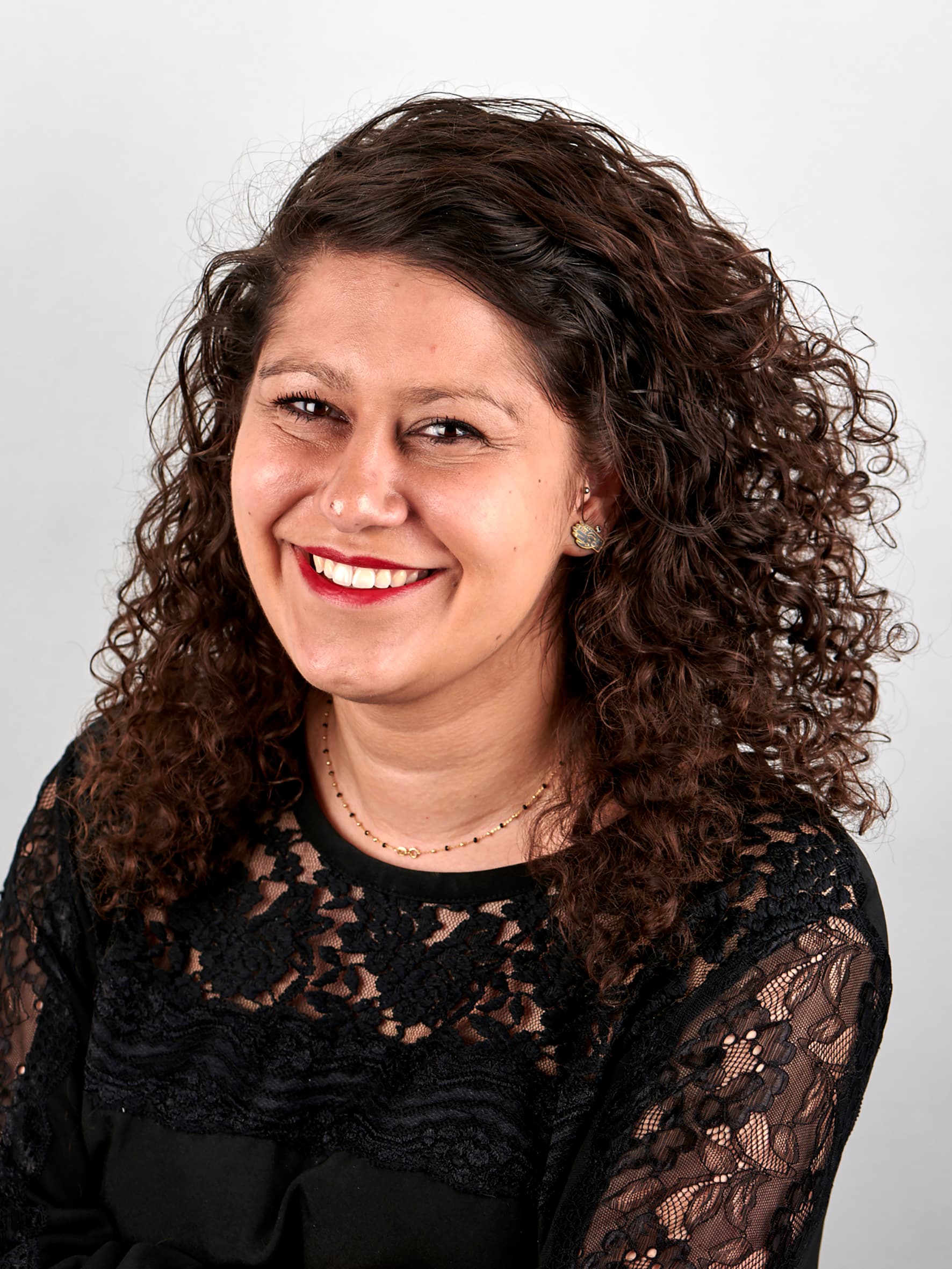 卷发女子的肖像照。